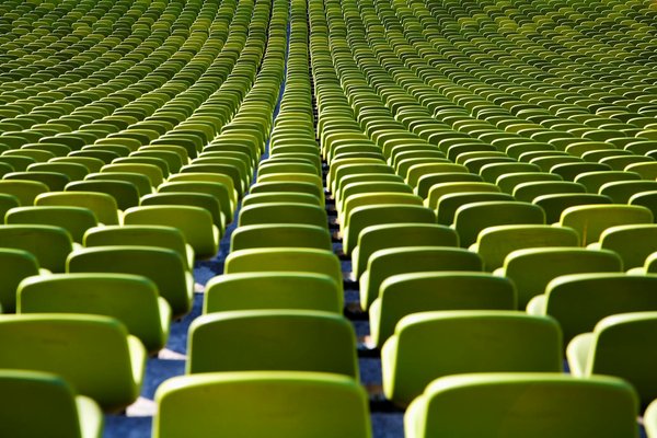 What are the biomechanical benefits of using different paddles in competitive canoeing?