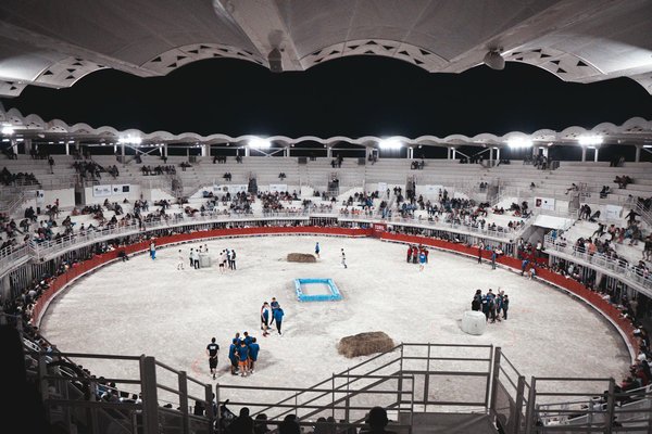 What specific workouts improve reaction time for badminton players?