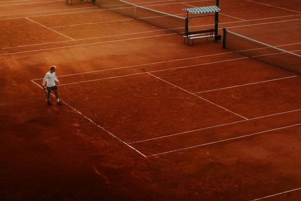 How can weightlifters manage their nutrition to maximize muscle recovery?