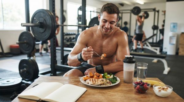 How can weightlifters manage their nutrition to maximize muscle recovery?