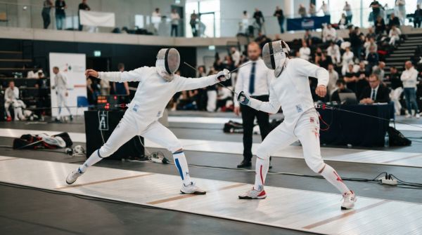 How do UK fencing athletes optimize their reaction times during competitions?