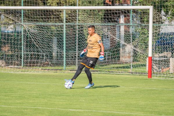 What nutrition plan should football goalkeepers follow to enhance their reflexes?