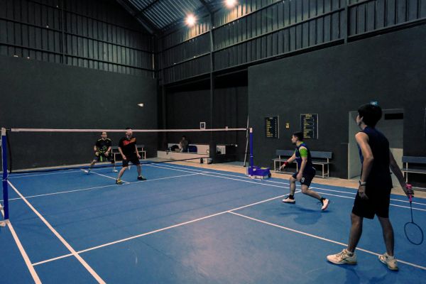What specific workouts improve reaction time for badminton players?