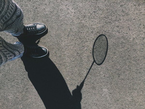 How can UK badminton players optimize their footwork for faster court coverage?